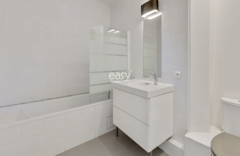beautiful and spacious bathroom perfect for professional photo shoots in Paris, FRANCE